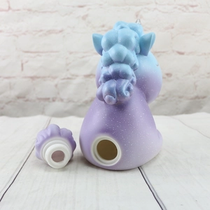 Hucha de unicornio en degradado con purpurina y tapón funcional en la parte inferior
