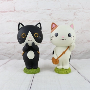 Creative black and white resin bobblehead cat figurines with green grass base set