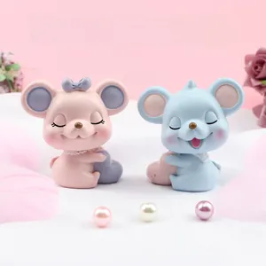 Détail de figurines de souris de dessin animé mignonnes en rose et bleu avec cœurs décoratifs