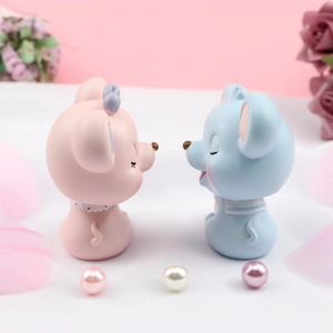 Vue détaillée de figurines de souris en résine rose et bleue pour décoration de voiture