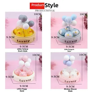 Set aus Cartoon-Tierfiguren im Dämpfer mit Ballons und Lovely-Basis in 4er-Ansicht