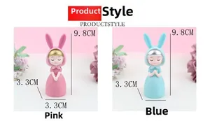 Détail des figurines de fille aux oreilles de lapin en rose et bleu, hauteur 9.8cm