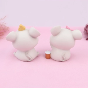 Vue arrière de deux figurines de souris mignonnes pour gâteaux et décor de voiture