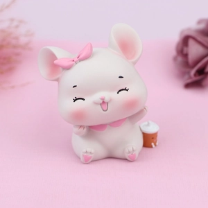 Détail d'une figurine de souris blanche avec nœud rose et mini tasse de thé au lait