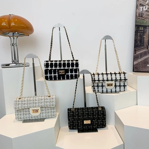 Sacs à bandoulière en tweed avec chaîne en plusieurs couleurs et fermoir métallique chic