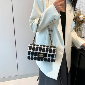 Sac bandoulière en tweed à carreaux noir et blanc avec chaîne dorée et fermoir