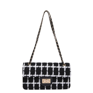 Sac bandoulière en tweed à carreaux noir et blanc avec chaîne dorée et fermoir métal