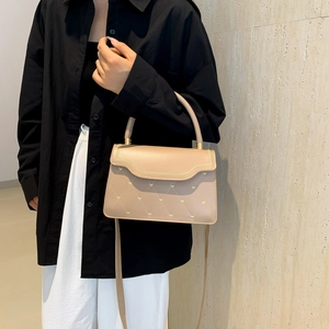Sac bandoulière rétro beige en cuir avec clous en cœur dorés et design matelassé