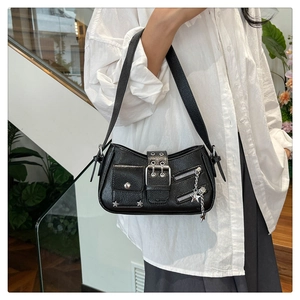 Détail du sac punk Y2K noir avec rivets étoiles argentés et texture en cuir grainé