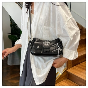 Détails du sac noir à rivets avec chaîne étoile argentée et style punk Y2K moderne