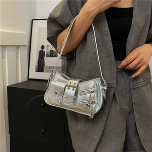Sac bandoulière argenté Y2K avec pendentif étoile et rivets au style urbain chic