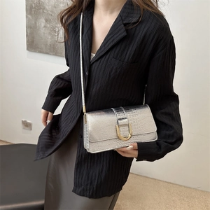 Sac bandoulière argenté motif crocodile avec boucle dorée pour le trajet quotidien chic