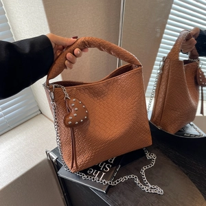Woven Bucket Bag PU-Leder Geflochtene Textur Mit Kettenriemen Herzanhänger Lässige Pendler-Mode Für Frauen