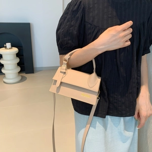 Sac bandoulière tendance en simili cuir beige avec poignée et boucles dorées élégantes