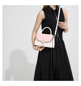 Sac à main bicolore rose et blanc porté par un mannequin pour montrer le style