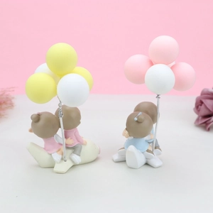 Détail de figurines de couple en résine sur avion et socle avec porte-cartes ballon