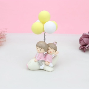 Couple de dessins animés mignon sur un avion jouet blanc avec ballons décoratifs pour voiture