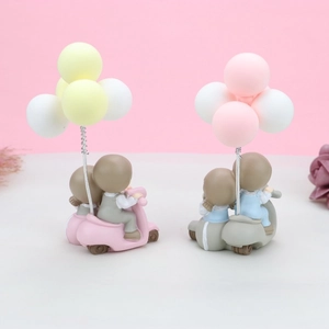 Détail de figurines moto en résine pour couple avec porte-carte et ballons