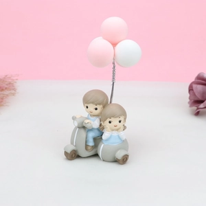 Figurine en résine mignonne d'un prince et d'une princesse sur un scooter avec ballons