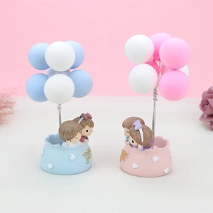 Détail de figurines de gâteau prince et princesse avec base cœur et ballons