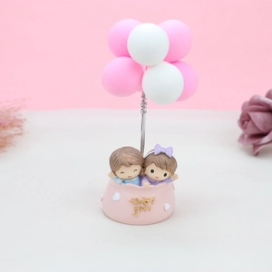 Décoration de couple avec bouquet de ballons roses et base dorée pour gâteau ou voiture