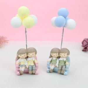 Figurines de couple romantique avec ballons et pince-notes sur des bancs de style école
