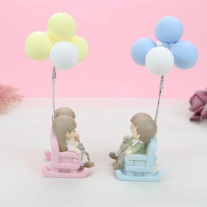 Paire de figurines de couple en résine sur chaises avec porte-cartes ballons colorés