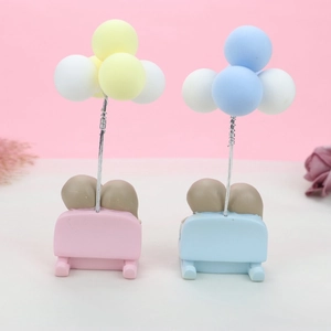 Détail de figurines de couple avec porte-cartes ballons pour décoration de gâteau