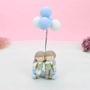 Détail du couple de figurines mignonnes avec ballons bleus et blancs pour gâteau ou voiture