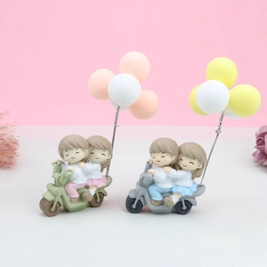Figurines de couple en moto avec ballons en résine pour décoration de gâteau ou support