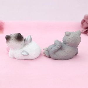 Detail of creative cartoon cat figurines with resin fur texture for car dashboard