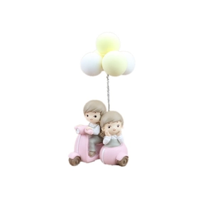 Figurine en résine prince et princesse sur scooter rose pour décor de gâteau et voiture