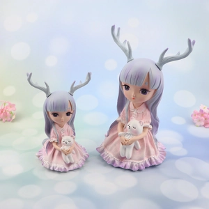 Dettaglio di figurine di ragazza cervo nordica con vestito rosa e orsetto bianco