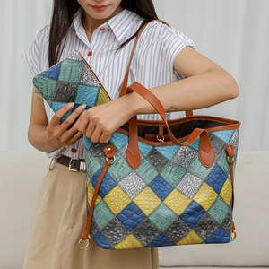 Grand sac cabas patchwork en cuir coloré avec texture reptile et pochette assortie