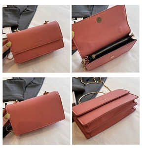 Gedetailleerde weergave van een roze crossbodytas met binnenvakken en metalen handvat