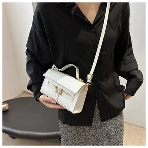 Dettaglio borsa bianca in pelle PU con doppie cerniere e serrature dorate in stile retrò