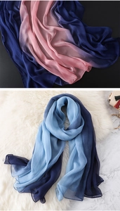 Dettaglio di sciarpe sfumate nei toni del blu e rosa con texture morbida