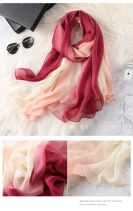 Dettaglio macro sciarpa in chiffon sfumato con trama stropicciata e bordi rifiniti
