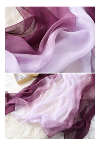 Dettaglio macro della texture della sciarpa in chiffon sfumato viola su tappeto