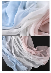 Dettaglio di sciarpa in chiffon con sfumatura blu bianco rosa e trama leggera