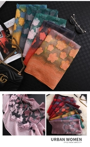 Détail de la broderie florale 3D et bords en dentelle festonnée sur foulard en soie