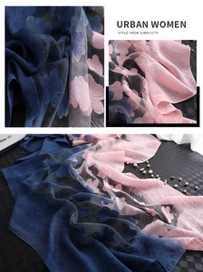 Détail d'une écharpe en soie dévorée avec élégant dégradé bleu marine et rose