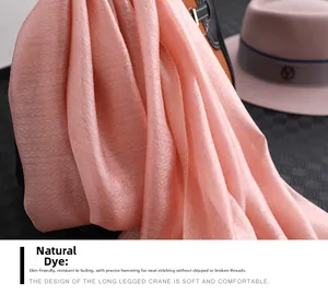 Nahaufnahme von rosa Seidenschal mit Wabenstruktur und feinen Overlock-Kanten