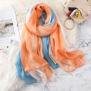 Sciarpa sfumata a tre colori arancione, blu e bianco con trama leggera e morbida