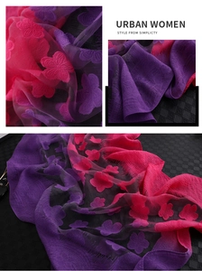 Détails macro d'une écharpe en soie dégradé violet avec broderie florale 3D et franges