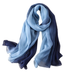 Sciarpa sfumata blu da donna con elegante transizione ombre dal blu scuro al blu chiaro