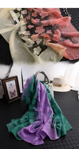 Détail de foulards en soie dégradée avec broderie florale et bords à franges fines