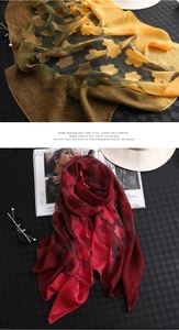 Détail de l'écharpe en jacquard floral à franges, avec chapeau de paille et lunettes