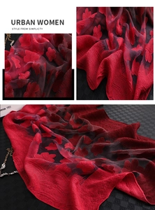 Détails de broderie et texture de dentelle sur un châle élégant rouge foncé pour femme