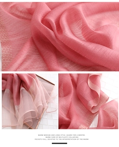 Detailansicht eines weichen rosa Seidenschals mit Rautenmuster und zarter Textur